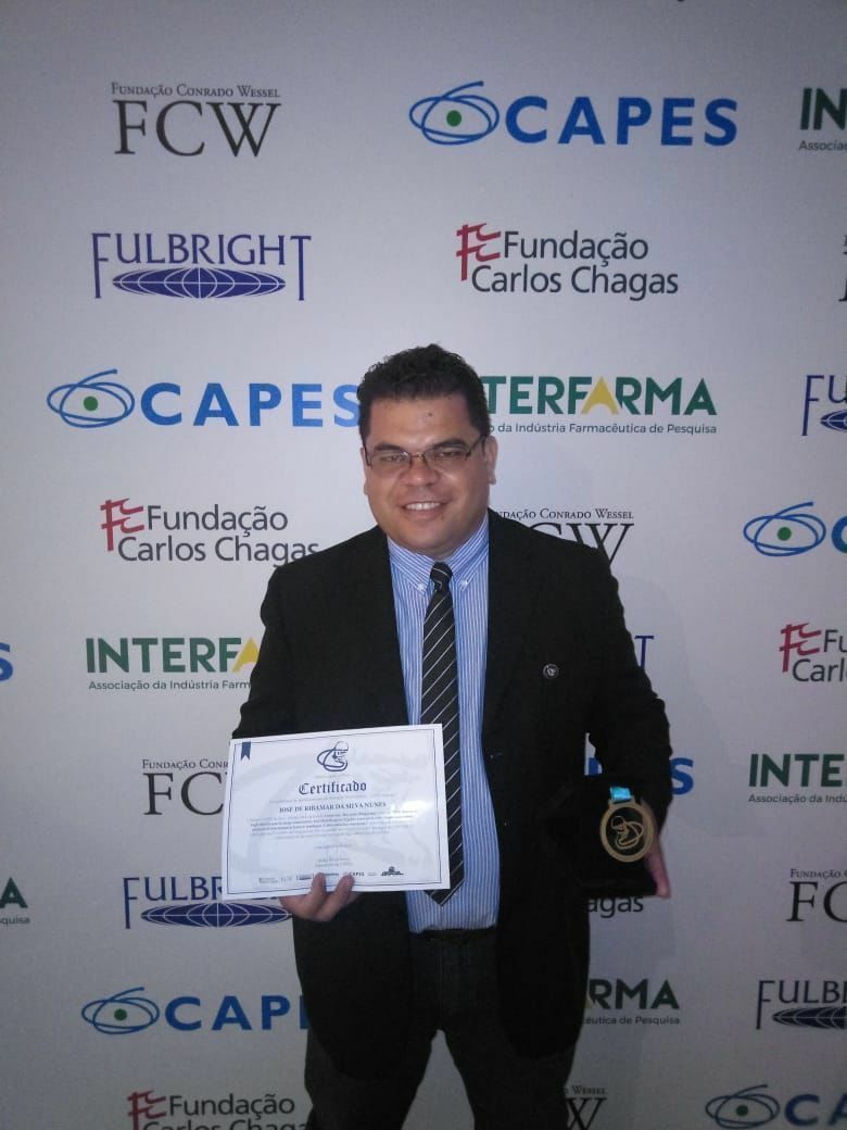 Professor José de Ribamar Nunes com o prêmio Capes de Tese